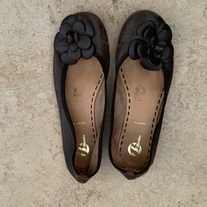 Skor - Mörkbruna skor med Blom detalj