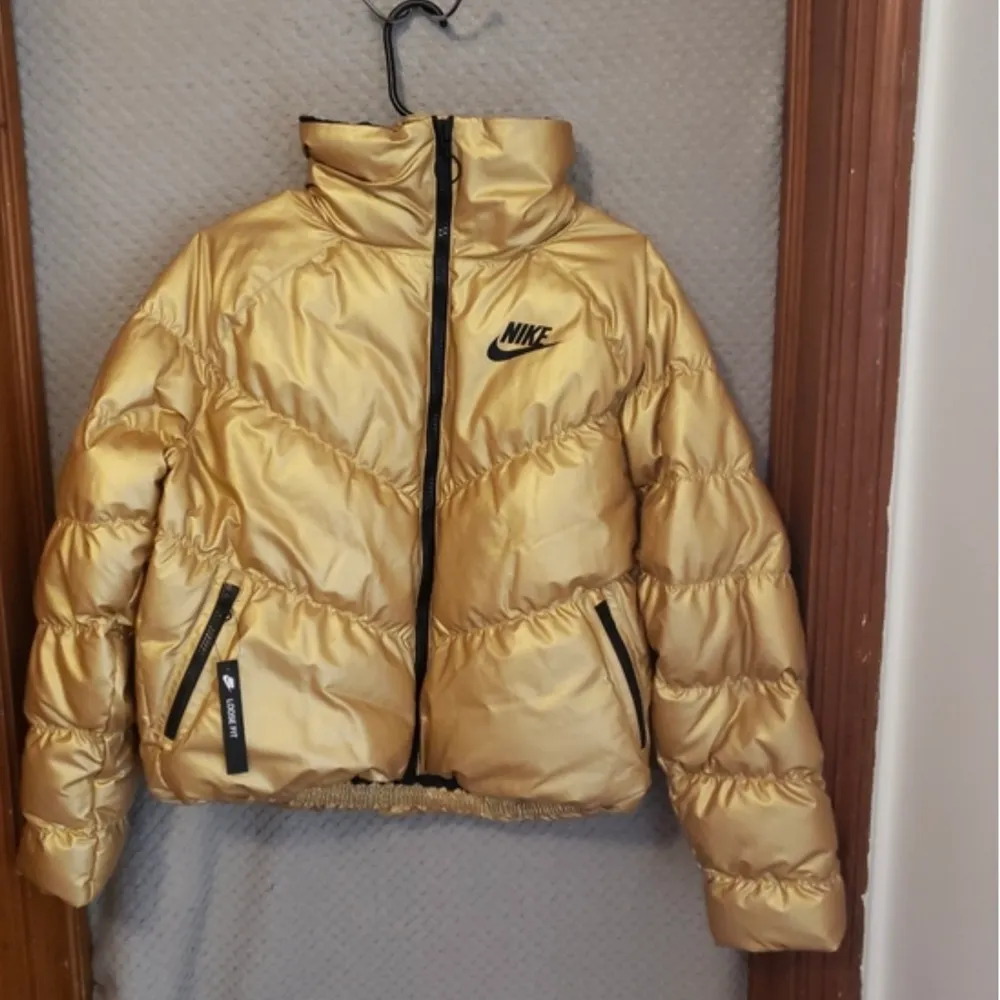 Säljer min ÄKTA nike puffer jacka i guld denna gång pågrund av att jag aldrig har på mig den! Pris kan självklart diskuteras vid snabb affär 🤍. Jackor.