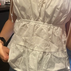 Fint volanglinne från hm - Använd 2 ggr bra skick❤️säljer för att den är för liten😊köparen står för frakt💕