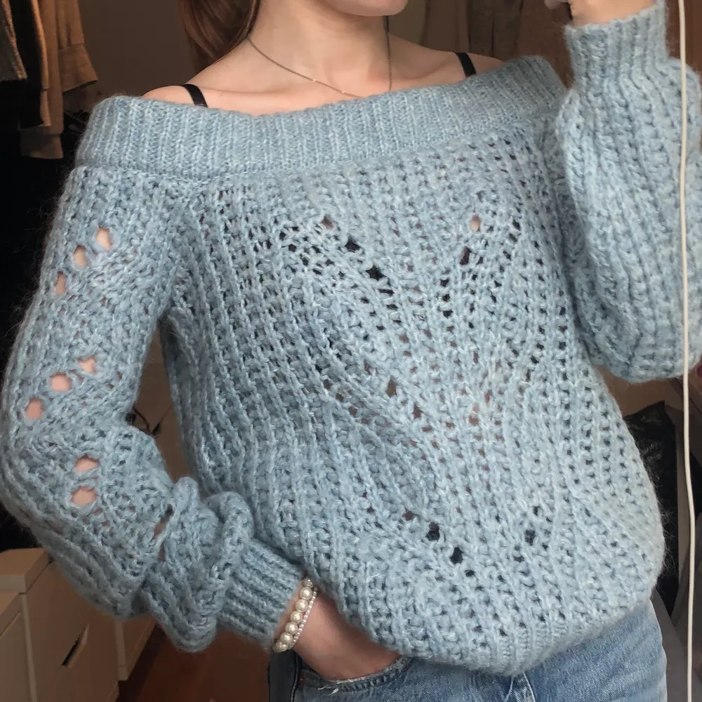 Off shoulder stickad tröja i den perfekta blå färgen ifrån river island👌🏽💙 i storlek 34 men passar troligen 36 och 38 också. I bra skick, köparen står för frakten ✨. Stickat.