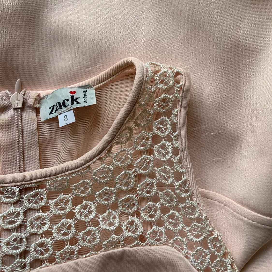 Rosa klänning med detaljer - 91