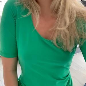 Grön T-shirt - Stretchigt material och i jättebra skick. Köpt från second hand men känns som helt ny. Supersnygg färg och har en U-urringning, enkel att styla och superbekväm. Säljer då den inte kommit till användning. Passar mig jättebra som är storlek S. Köpare står för frakt <3