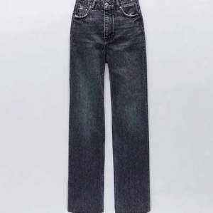Säljer dessa straight leg jeans ifrån Zara. Aldrig använda. Storlek 34 och passar mig i längden som är 170 ❤️