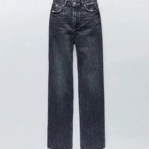 Jeans zara - Säljer dessa straight leg jeans ifrån Zara. Aldrig använda. Storlek 34 och passar mig i längden som är 170 ❤️
