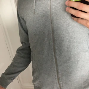 Grå Hoodie - Skick 9/10
