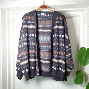 Stickad kofta - Väldigt mysig stickad kofta, delvis ull. Fina knappar som skiftar i färg. Ingen storleksmärkning men bör vara L, passar toppen som oversize på mindre. Koftan är ca 68cm lång🍀