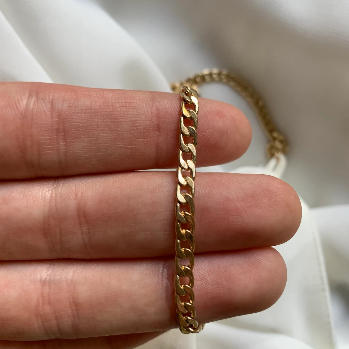 Linne med guldkedja som band - 90