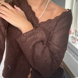 Stickad kofta  - Jätte fin brun hålbroderad kofta 💕💕 Säljer pga att den är för liten för mig men den är i nästan nyskick💕 köpt på zara kids men är största storleken så passar någon som är xs/s 💕💕