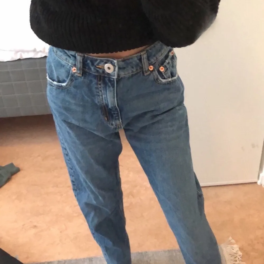 Ett par mörkblåa jeans från lager 157. Det är momjeans i storlek s dom är stora i storleken så skulle snarare säga S-M i storleken. Jeans & Byxor.