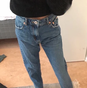 Mörkblåa jeans från 157 - Ett par mörkblåa jeans från lager 157. Det är momjeans i storlek s dom är stora i storleken så skulle snarare säga S-M i storleken