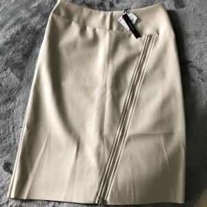 Ny kjol i skinn imitation, strl 34 - Ny kjol i skinn imitation, strl 34 ✨Superfin och bekväm ✨Lapparna finns kvar ✨ 📬Kan skickas mot fraktkostnad 🚫Djurfritt och rökfritt hem 📍Kan mötes upp i Mölnlycke