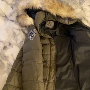 m - väldigt fin vinterjacka använd 1 vinter köpt för 2000kr 