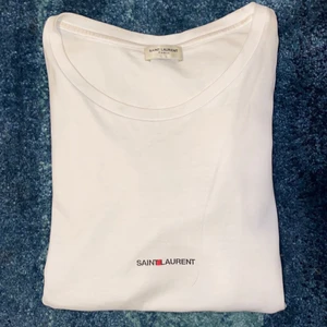 Saint laurent T shirt - Säljer nu min Saint laurent t shirt då den är för liten. Den tvättades och blev då mindre. Från originellt storlek Large till small/medium. Nypris 3000 SEK. Condition 9/10
