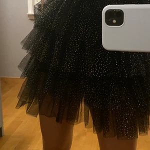 Tyllkjol  - Säljer min superfina tyllkjol💓 har ingen aning om vart den kommer ifrån, köpt utomlands! Har bara kommit till användning 2 gånger. Storlek S - M. Kjolen kan nästan passa på vem som helst eftersom den är elastisk, har även ett band längst upp som sitter bra, 💓 Den är svart med guldiga prickar, jättefin nu till vintern 