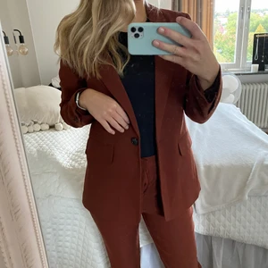 Brun kostym 🤎 - Sjukt snyggt kostym sett i brunt som aldrig är använt! Storlek 38 i byxor och 36 i kavaj 🤎  Setet är köpt på Gina tricot 🌼 300 + frakt 💫  (Frakten ligger på 66kr)