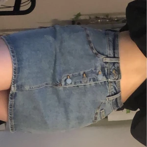 Jeanskjol från Cubus  - Kjol från Cubus använd några gånger jätte bra skick. Strl xs, köparen står för frakt💗