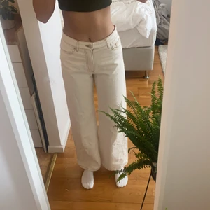 MONKI Beiga byxor - Jättefina byxor från MONKI. Storlek 25. Använda endast en gång. Köpare står för frakt.