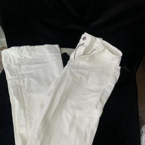 Vita jeans - bootcut jeans, stretchiga och riktigt sköna helt fläckfria☺️