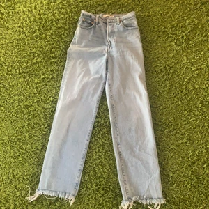 Levis jeans - Väldigt fina jeans med fransar vid benen. Dem passar för en S.