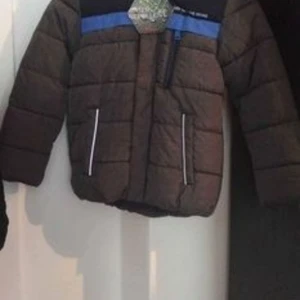 Vinterjacka Barn stl 128 - Helt ny vinter jacka till barn som inte kom t användning så säljer den för 400kr snabb smidig affär! 