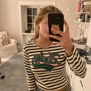 Tröja Zadig - Långärmad t-shirt i lite tjockare material med knappar på vänstra axeln. Superfina fräger😍💗 endast använd fåtal gånger. Storlek 16 men passar mig som vanligen har s. Skulle dock säga att den är mer som xs i storleken.