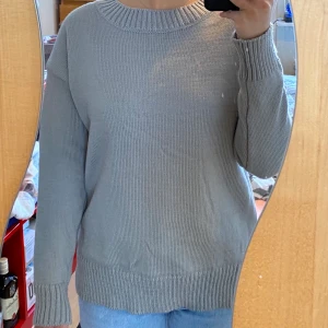 Fin grå stickad tröja - Mysig grå stickad tröja som aldrig kommit till användning