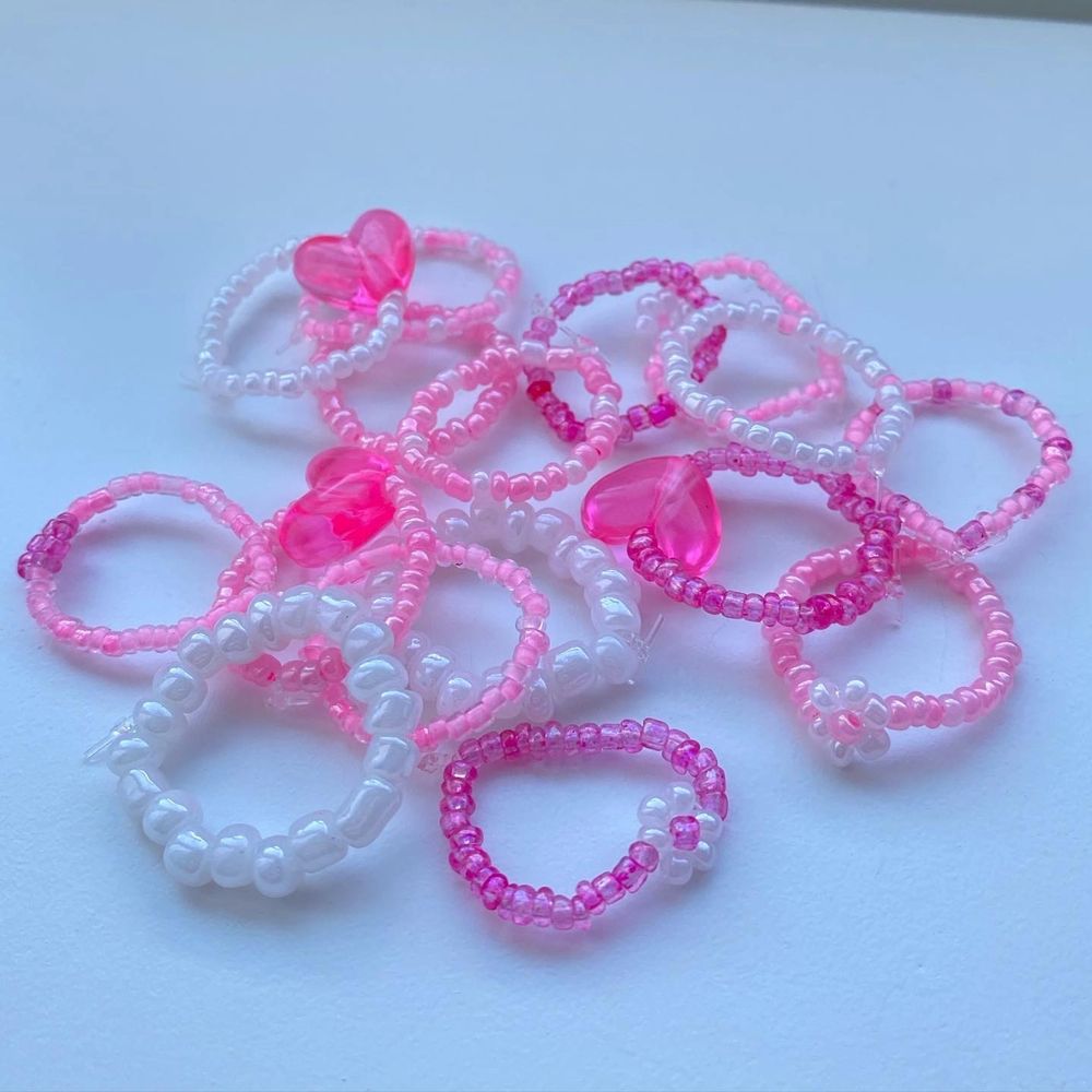 Super söta handgjorda ringarđ Dessa ur gulliga ringar Ă€r perfekta inför sommaren!! Gjorda av elastisk trĂ„d, passar dĂ€rmed alla.đ€ Kan Ă€ven göra ringar i andra fĂ€rger och former!! Skicka privat vid frĂ„gor eller intresse!! Köp mĂ„nga för paketpris!! 10-20kr/stđ€đ€đ€. Accessoarer.