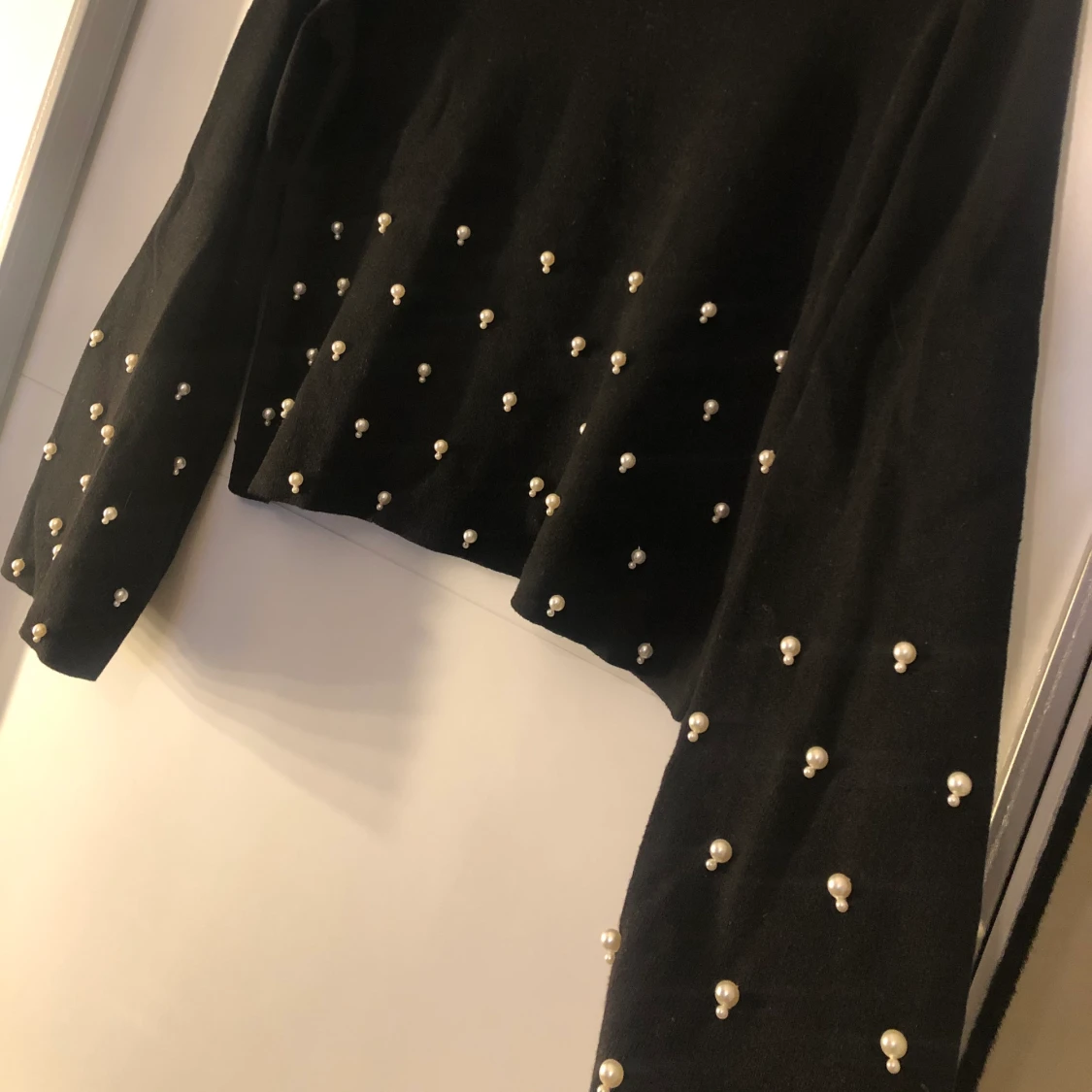 Kort stickad tröja med pärlor - 91