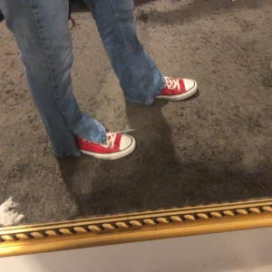 Slits jeans - Säljer dessa jeans med en slits. Köptes på Gina för 399 och har bara används 2-3 gånger. Kom privat om du är intresserad och kolla mina andra annonser💓