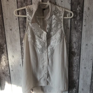 Vitt linne  - Ett vitt linne från H&M i strl 34 (Aldrig använd).. köpare står för frakt.