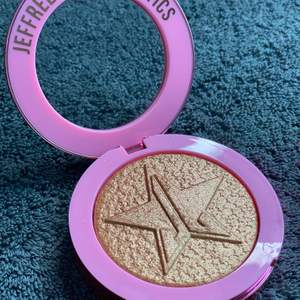 Säljer min Supreme Frost highlighter från Jeffree star cosmetics! Endast swatchad!! Ord pris: 269kr säljer för 200 inklusive frakt (frakten kostar 45) 💗