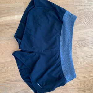 Nike Shorts - Nike träningshorts i svart och grå! 