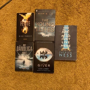 Böcker, ungdomslitteratur, 50kr/st  - Superbra böcker som jag läst. I mycket gott skick! 50kr styck, 2 för 80kr.  Den femte vågen och Det oändliga havet av Rick Yancey. The Giver av Lois Lowery. The rest of us just love Here av Patrick Ness. The Young elites av Marie Lu.             Köparen står för frakt! 😗