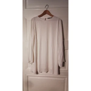 Bikbok vintervit klänning strl S - En vintervit stilren klänning som är helt utan fläckar eller andra anmärkningar. Är i storlek smal och köptes för flera år tillbaka på Bikbok. Kommer sitta perfekt på rätt person! 