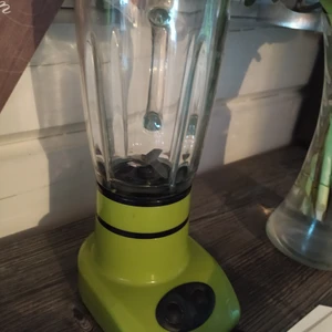 Liten läcker mixer/blender - Lime grön och en snygg design i köket. Vet ej modell,funkar som den ska bara det att jag fått en ny. 450ml och två lägen. Djur och rökfritt hem. Samfraktar gärna,kika in mina övriga annonser!🖤
