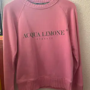 Rosa acqua limone tröja. Stor i storleken, jag har själv storlek S i tröjor men tröjan passar mig. Säljer nu för att den inte kommer till användning.
