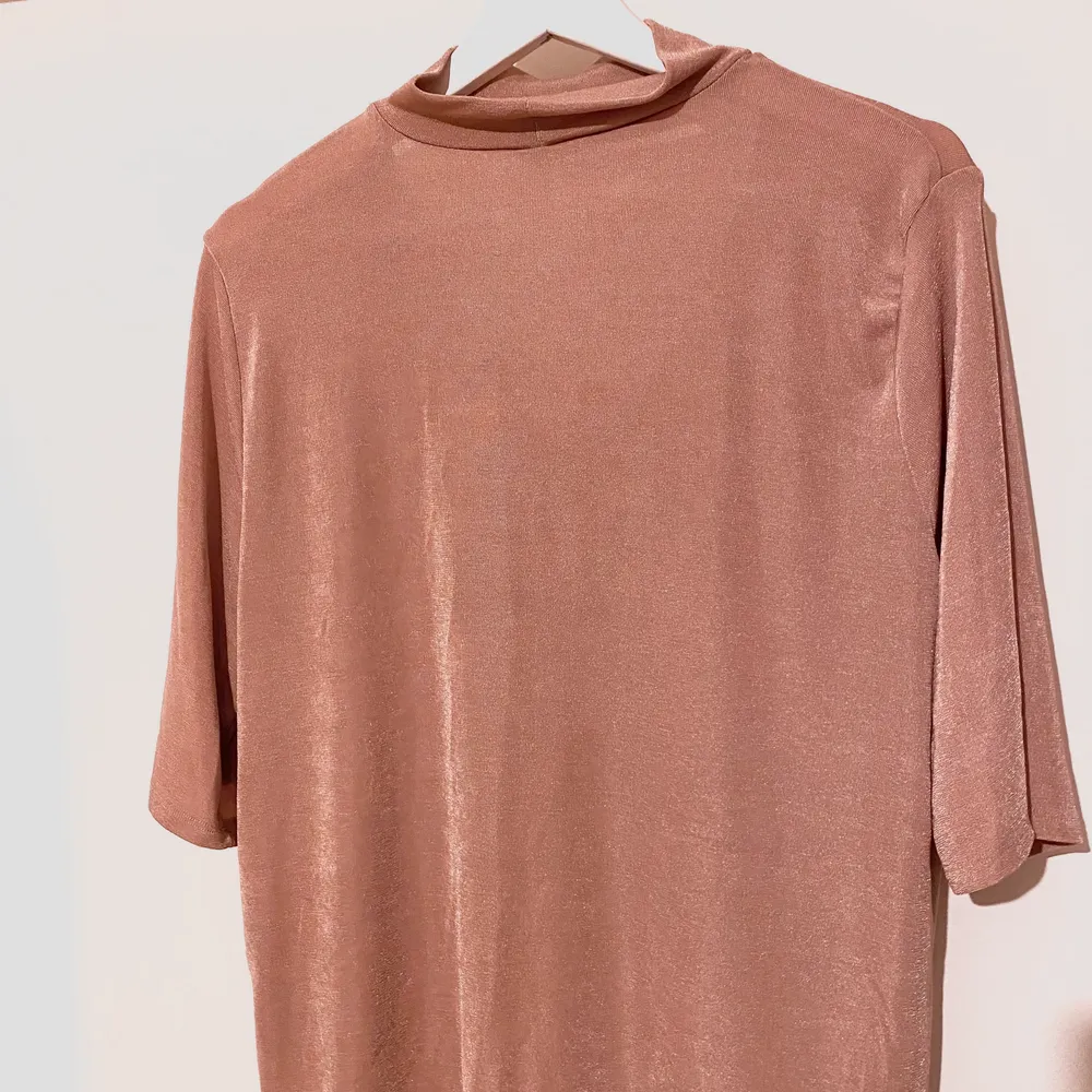 Säljer denna riktigt sköna tröja som kommer från Gina Tricot. Den har en ”choker” liknade krage med öppet på bröstet. Materialet är skönt och stretchigt. Storlek M men kan säkert passa L (då jag själv pendlar mellan dessa storlekar). Färgen är rosa- lite smutsrosa. Använd men fortfarande i bra skick!. Toppar.