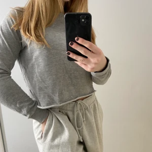 Croptop - Superfin croptop som jag klippt själv! Från början en tråkig sweatshirt som fick lite nytt liv i sig!💞 Storlek XS och näst intill oanvänd!💞