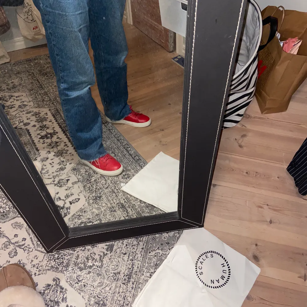 Röda sneakers från Human scales. Storlek 39, nypris 1500kr. Tyvärr inte använda så mycket då dem år för stora för mig. . Skor.