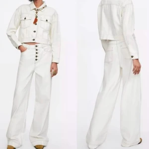 Vita vida jeans från zara hög midja med knappar - Jättefina och populära jeans från zara! Säljer då de tyvärr är för små för mig. Storlek 34 men passar 32-36! Jag brukar ha 38❤️ frakt tillkommer! Skriv för fler frågor eller bilder💋💋