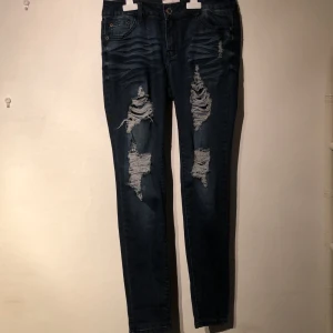 Ripped jeans strl 7 - Ripped jeans från American Blue. Supersnygga jeans köpta i USA