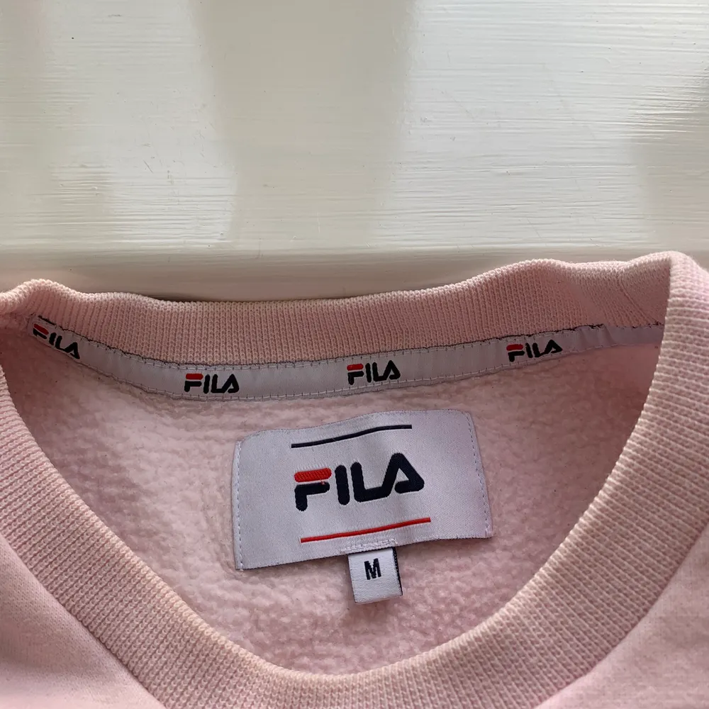 En rosa superfin sweatshirt från fila! Säljer den för att den inte komma till användning längre. Den är i storlek m men skulle säga att den sitter som en s. Köparen står för frakt. Skriv privat om du är intresserad eller för mer info/bilder🤎🤎. Hoodies.