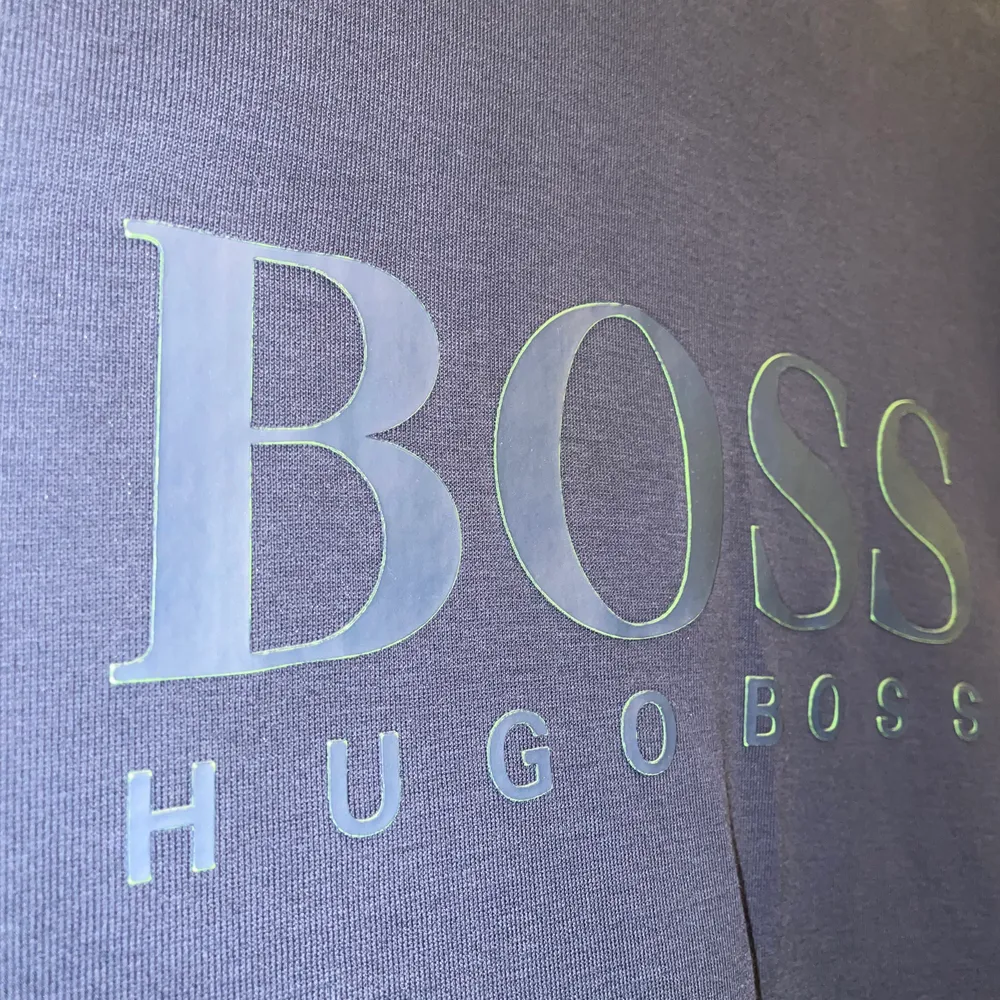 En Hugo Boss tröja i bra skick med coola gröna detaljer. Tröjan är i storlek M och självklar äkta. Hoodies.