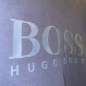 En Hugo Boss tröja i bra skick med coola gröna detaljer. Tröjan är i storlek M och självklar äkta