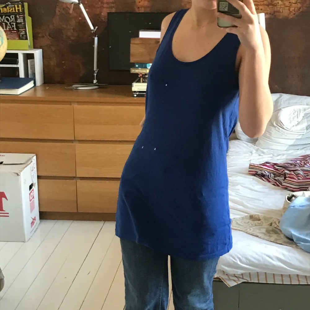 blått linne/klänning! från hm, väldigt somrig blå färg!. Klänningar.