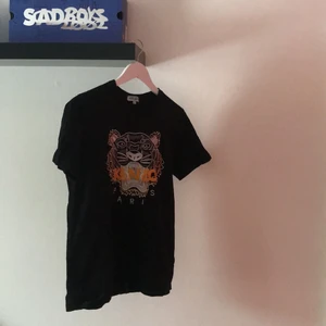 Kenzo T-shirt  - Svart Kenzo t-shirt i bra skick. Priset kan diskuteras:)
