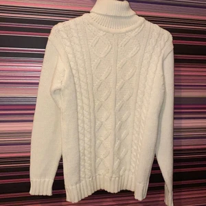 Stickad tröja  - Vit stickad tröja i storlek M men passar även S för den är tight runt halsen! Helt oanvänd! Säljer för 100kr eller buda! Köparen står för frakten! Frågor skriv till mig! 