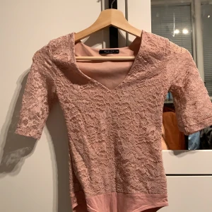 Stilig body - En fin body som passar perfekt förenlige finare tillfällen.