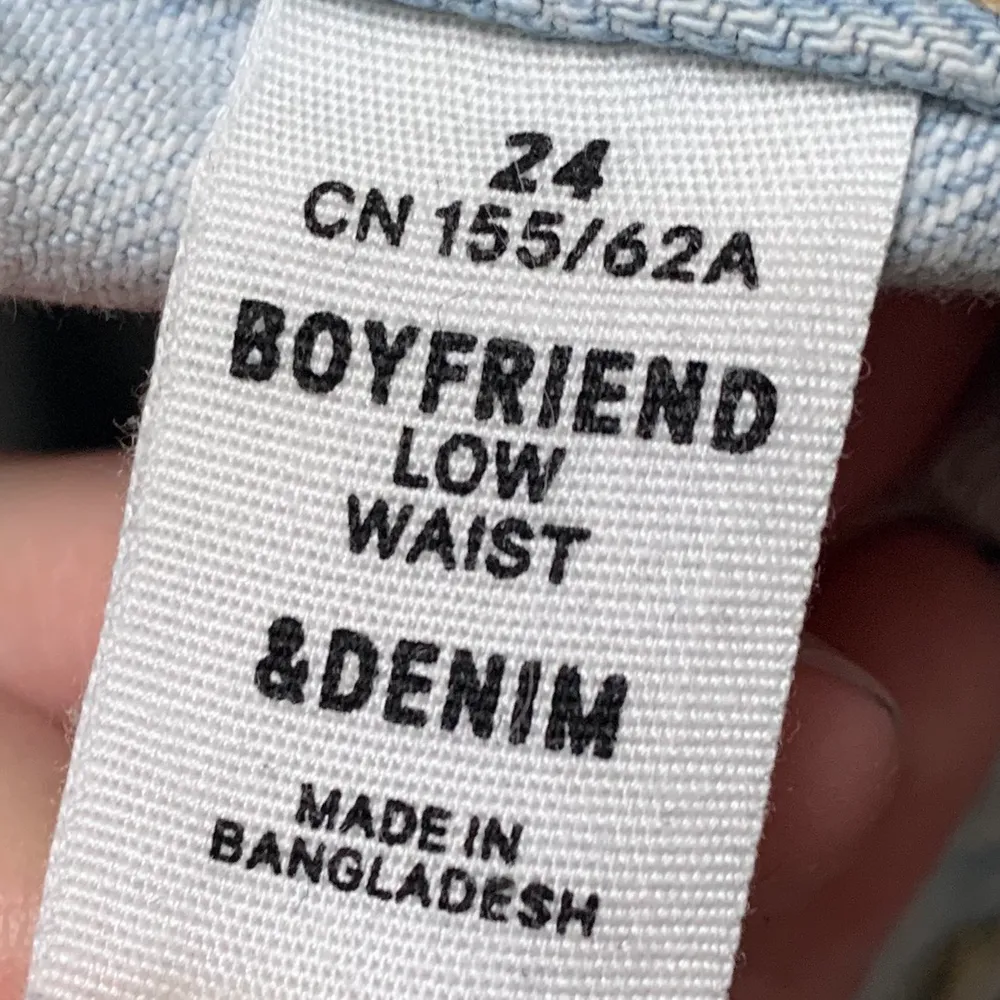 Säljer snygga, somriga boyfriend jeans från H&M i storlek 24. Pris kan diskuteras . Jeans & Byxor.