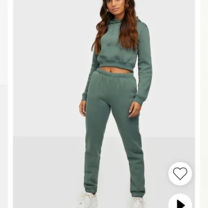 sweatpants - Prislapp kvar på dessa mjukisar från nelly. Säljer även matchande hoodie till denna dress. så om du vill ha båda så kan vi komma överens om pris. Dessa byxor är just nu slut på hemsidan. Frakt tillkommer